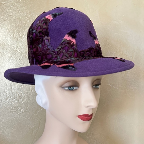 ONE OF A KIND DESIGNER JACK MCCONNELL VINTAGE PURPLE FELT HAT + FEATHER DETAILS - Picture 3 of 11